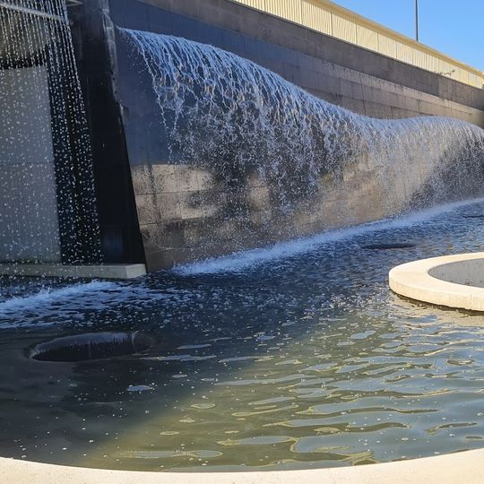 Specchio d'acqua e cascata