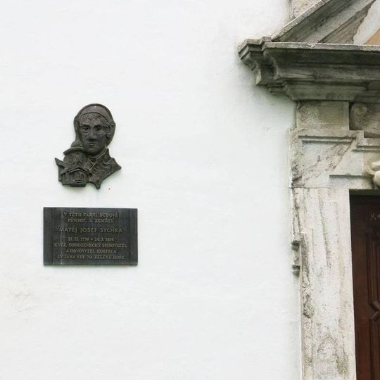 Pamětní deska Matěje Josefa Sychry na farní budově Žďárského kláštera