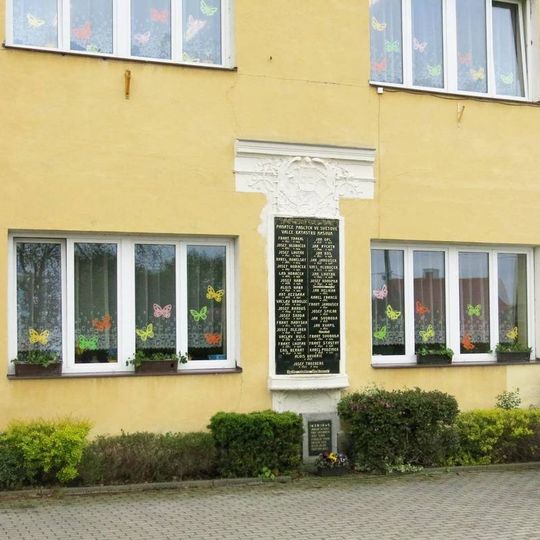 Pomník padlým u školy v Mašově u Turnova