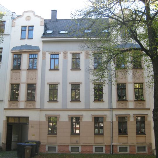 Mietshaus in geschlossener Bebauung mit Vorgarten Geibelstraße 14