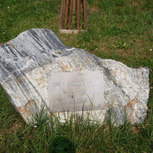 Pamětní kámen Zpět k pramenům