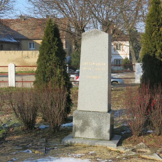 Pomník obětem válek na náměstí ve Zlonicích