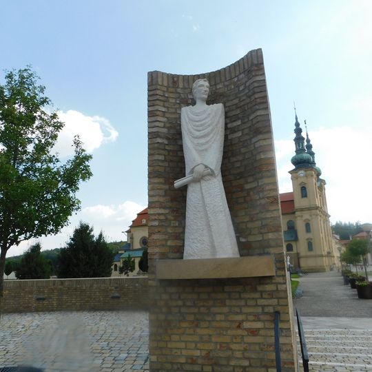 Socha svatého Cyrila ve vstupu do poutního areálu na Velehradě