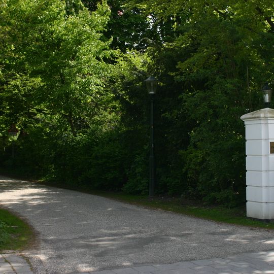 De Wittenburg, hekpijlers bij de entree tot de buitenplaats aan de Bloemcamplaan