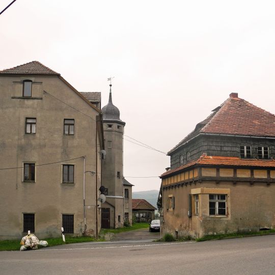 Herrenhaus mit angefügtem Wirtschaftstrakt und Pavillon, Nebengebäude am Eingang, Reste der Einfriedung an Ost- und Nordgrenze Dorfstraße 5; 6