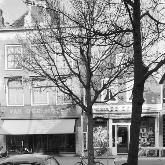 Pand waarvan de gevel door rechte kroonlijst met fries met trigliefen