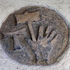 Casa amb signe d'ofici