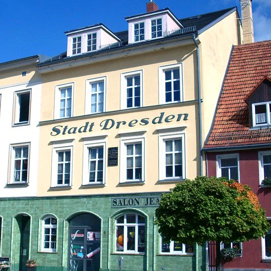 Wohnhaus mit Laden in geschlossener Bebauung, vermutlich ehemaliges Hotel „Stadt Dresden“ Julius-Kühn-Platz 6