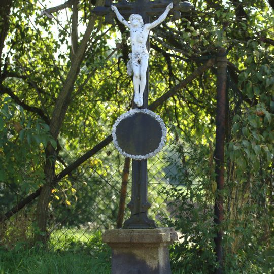 Kříž ve Zhořci u rozcestí