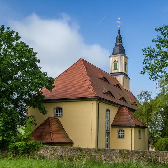 Einzeldenkmale der Sachgesamtheit Dorfkirche und Kirchhof Naundorf: Kirche, Leichenhalle, Kriegerdenkmal für Gefallene des Ersten Weltkrieges und Gedenktafel für die Gefallenen des Zweiten Weltkrieges, Kirchhofsmauer, VDN-Gedenkstein und Stein für
