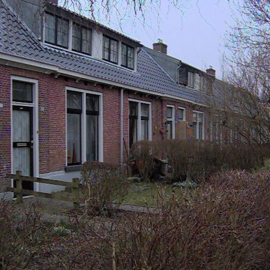 Blok van acht arbeiderswoningen in ambachtelijk-traditionele stijl