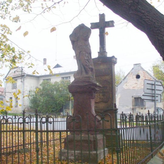 Socha Panny Marie Bolestné na návsi v Cerhenicích