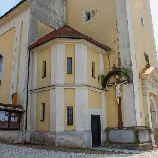 Dřevěný kříž v Újezdu u zdi kostela