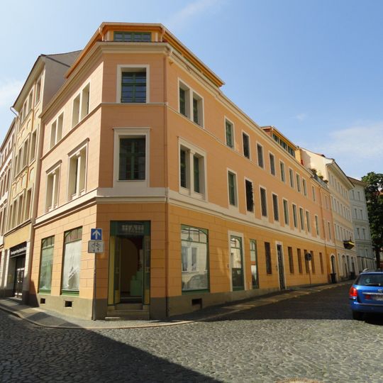 Wohnhaus mit Laden in geschlossener Bebauung, Eckhaus Bäckerstraße 5