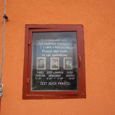 Pamětní deska obětem 2. sv. války v Petrovicích