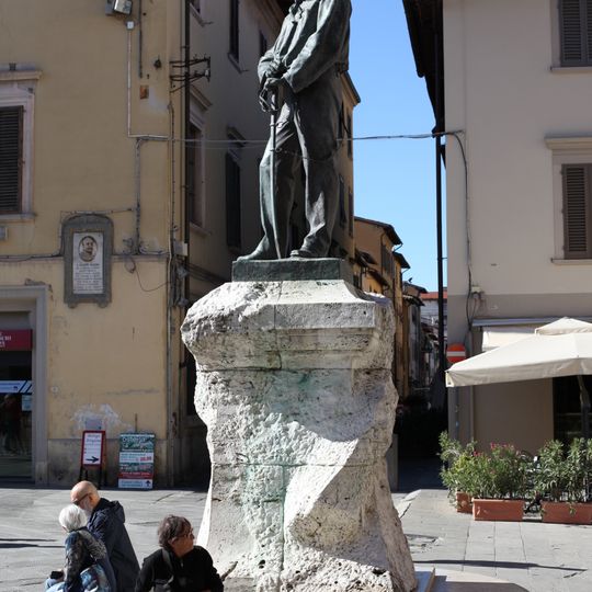 Statua in Piazza Cavour
