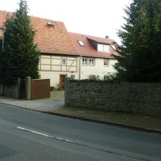 Wohnstallhaus, Toreinfahrt und Hofmauer eines Bauernhofes Berbisdorfer Hauptstraße 18a; 18b