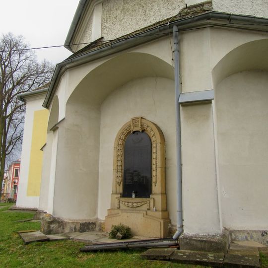 Pamětní deska v Chornicích na zdi kostela