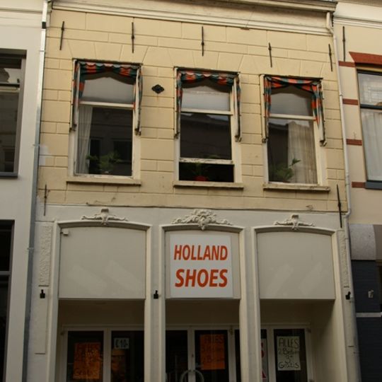 Pand met gepleisterde lijstgevel en dakkapel