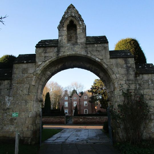 Gateway And Flanking Walls At Minster Churchyard