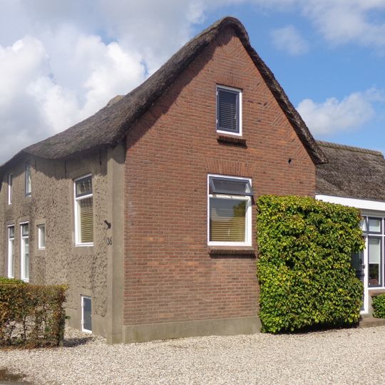 Boerderij, langhuis met haaks erop vleugel met vernieuwde topgevel eindigend, gepleisterd, opkamer