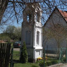 Kapliczka przydrożna z dzwonniczką