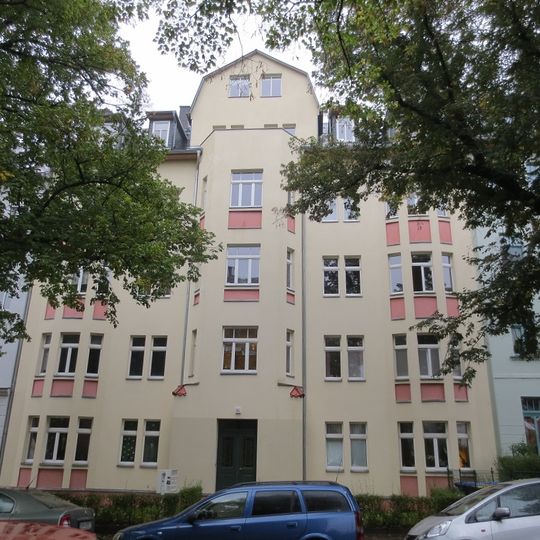 Mietshaus in geschlossener Bebauung mit Vorgarten Horst-Menzel-Straße 31