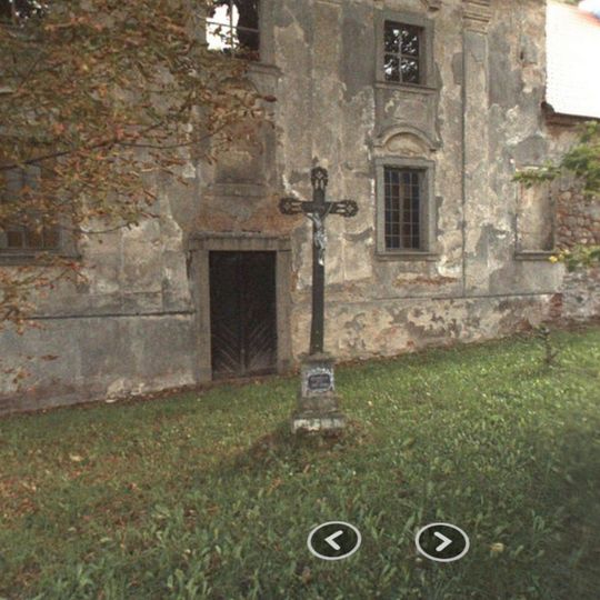 Kříž u kostela svatého Jana Nepomuckého u zámku Javorná