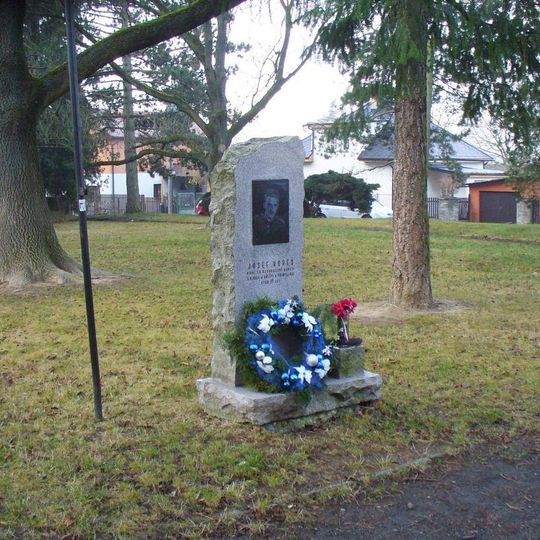 Pomník padlému Josefu Korešovi v parku v Olivově ulici v Říčanech