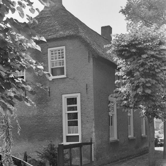 Dwarshuis met rieten wolfdak met topschoorstenen