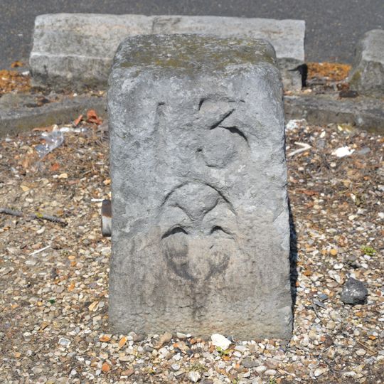 Borne à fleur de lys n° 13