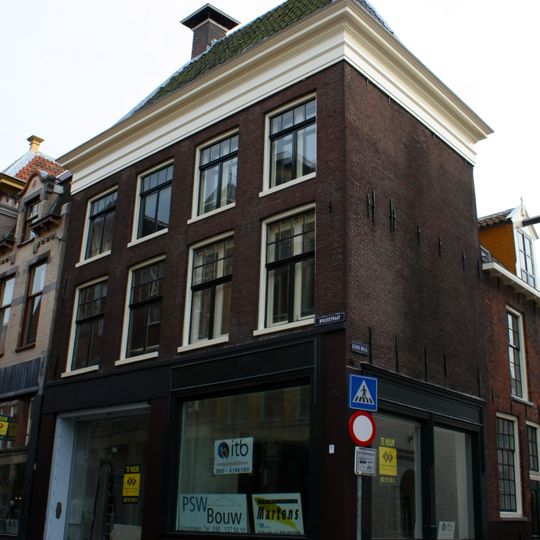 Hoekpand met twee verdiepingen
