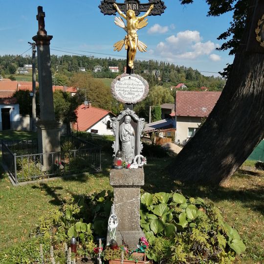 Kovový kříž u památné lípy v Senohrabech