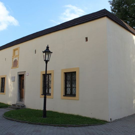 Kostol sv. Kríža s areálom, škola