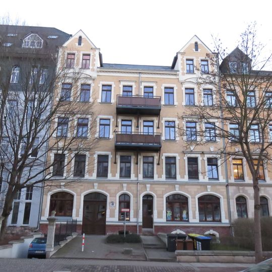 Mietshaus in geschlossener Bebauung mit Vorgarten Weststraße 69