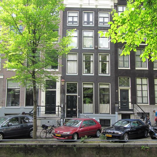 Pand met gevel onder rechte lijst met consoles