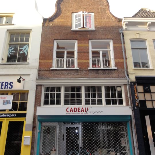 Pand, waarin gevel in- en uitzwenkende contouren heeft