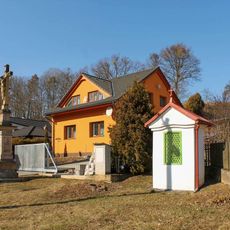 Kaplička na okraji Cakova u silnice