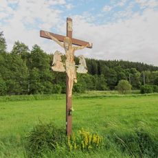 Dřevěný kříž u Nemile vedle silnice