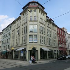 Geschäftshaus in geschlossener Bebauung, Stahlbetonskelett, Eckhaus Berliner Straße 14 (Hauptanschrift: Hospitalstraße 36)