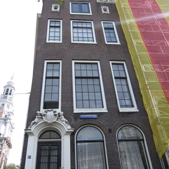 Hoekhuis met halsgevel waarin twee oeils-de-boeuf