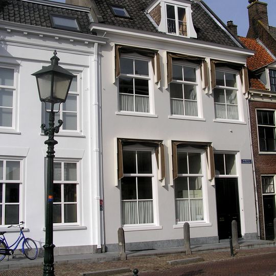 Huis met eenvoudige gecementeerde lijstgevel