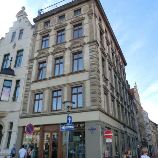 Mietshaus in geschlossener Bebauung, Eckhaus mit originalem Eckladen Breite Straße 1