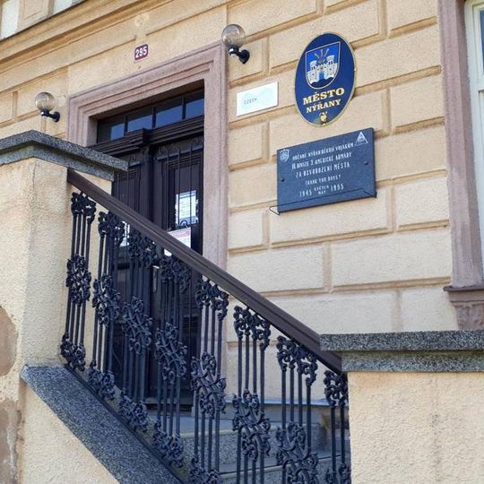 Pamětní deska s díkem za osvobození města v Nýřanech