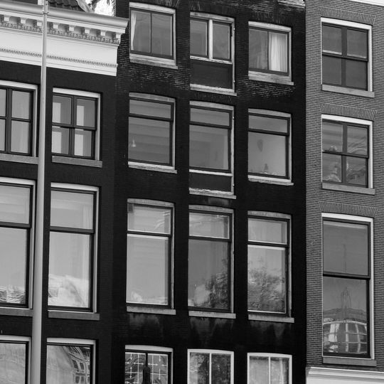 Pand met klokgevel met gesneden deur en snijraamhek