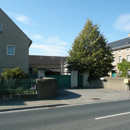 Dreiseithof mit Wohnhaus und Stallanbau Hauptstraße 26; 26a