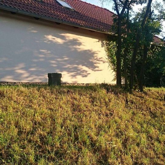 Kříž v Ouběnicích nad silnicí