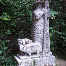 Skulptur eines Schäfers mit zwei Schafen