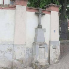 Kříž u zdi bývalého bohosloveckého semináře v Komenského ulici v Litoměřicích