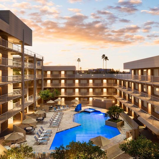DoubleTree Suites by Hilton Hotel Phoenix